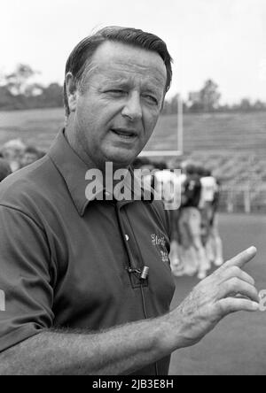 Der legendäre College-Football-Trainer Bobby Bowden (1929-2021) auf dem Feld an der Florida State University in Tallahassee, Florida, am 12. August 1984. (USA) Stockfoto