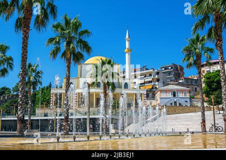 Durres/Albanien- 29. Juli 2020: Stadtbild des albanischen Resorts - Park am zentralen Stadtplatz - SheshiLiria - Brunnen, wunderschöne Architektur, Palmen Stockfoto