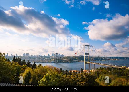 Blick auf Istanbul. Weitwinkelansicht von Istanbul und der Bosporus-Brücke mit bewölktem Himmel bei Sonnenuntergang. Selektiver Fokus. Stockfoto