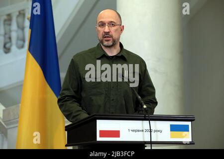 Nicht exklusiv: KIEW, UKRAINE - 01. JUNI 2022 - der ukrainische Premierminister Denys Shmyhal ist während eines gemeinsamen Briefings mit dem polnischen Premierminister abgebildet Stockfoto