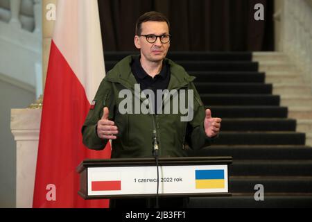 Nicht exklusiv: KIEW, UKRAINE - 01. JUNI 2022 - der polnische Premierminister Mateusz Morawiecki wird während eines gemeinsamen Briefings mit dem ukrainischen Premierminister D abgebildet Stockfoto