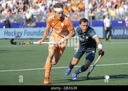 Malden, Niederlande. 2.. Juni 2022. NIJMEGEN - Eishockeyspieler Derck de Vilder (L, Niederlande) im Einsatz gegen Thomas Habif (R, Argentinien) in der Gruppenphase der FIH Pro League. ANP WILLEM VERNES Kredit: ANP/Alamy Live Nachrichten Stockfoto