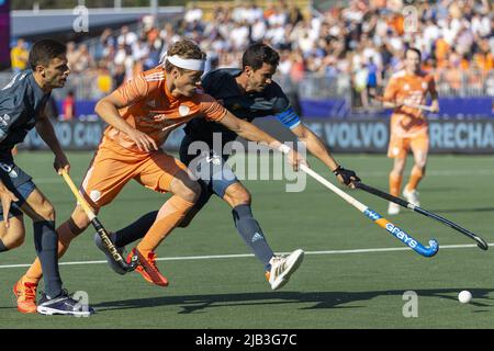 Malden, Niederlande. 2.. Juni 2022. NIJMEGEN - Eishockeyspieler Derck de Vilder (2. L, Niederlande) im Einsatz gegen Matias Rey (Argentinien) in der Gruppenphase der FIH Pro League. ANP WILLEM VERNES Kredit: ANP/Alamy Live Nachrichten Stockfoto