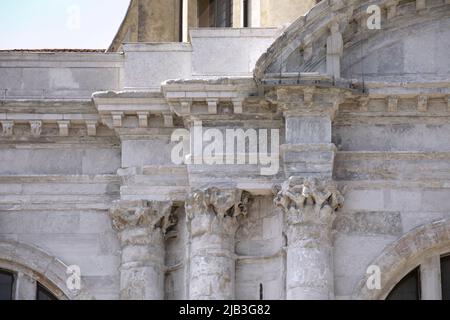 Alte Architektur Hintergrund, alte Wand mit Säulen und Details der Dekoration des Denkmals. Konzept der Ruinen und Archäologie. Stockfoto