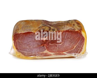 Ganzes Stück serrano Schinken aus Spanien vakuumverpackt in Kunststoff isoliert auf weißem Hintergrund. Stockfoto