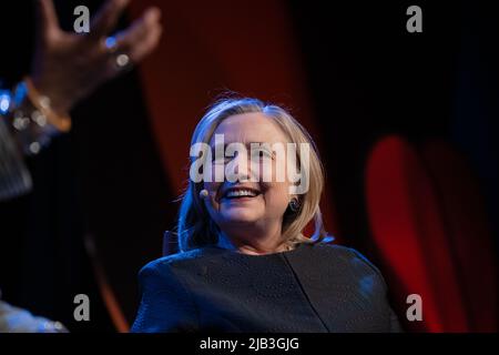 Hay-on-Wye, Wales, Großbritannien. 2.. Juni 2022. Hillary Rodham Clinton im Gespräch mit Helena Kennedy beim Hay Festival 2022, Wales. Quelle: Sam Hardwick/Alamy. Stockfoto
