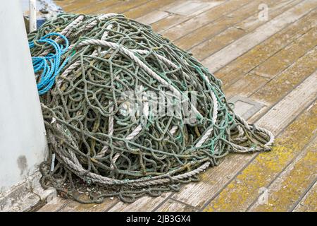 Großer Stapel von Seilen auf dem Deck eines Bootes Stockfoto