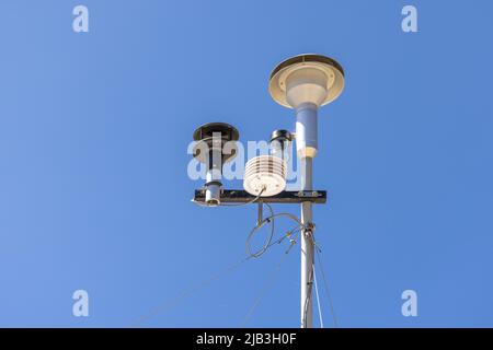 Lokale Wetterstation zur Messung von Temperatur, relativer Luftfeuchtigkeit, Regenniederschlag und Luftdruck Stockfoto