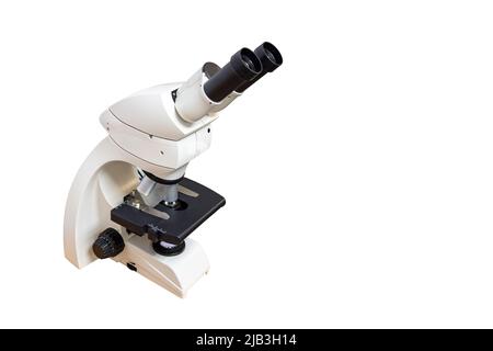 Optisches Mikroskop isoliert auf weißem Hintergrund mit Platz für Text Stockfoto