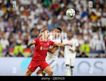 CASEMIRO r. (Real) in Duellen gegen THIAGO (LFC), Action Soccer Champions League Finale 2022, FC Liverpool (LFC) - Real Madrid (Real) 0: 1, am 28.. Mai 2022 in Paris/Frankreich. Â Stockfoto