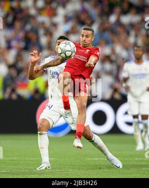 THIAGO (LFC) in Duellen gegen CASEMIRO (Real), Action Soccer Champions League Finale 2022, FC Liverpool (LFC) - Real Madrid (Real) 0: 1, am 28.. Mai 2022 in Paris/Frankreich. Â Stockfoto