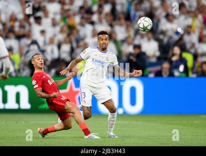 Militao EDER (Real) im Duell gegen THIAGO l. (LFC), Action Soccer Champions League Finale 2022, FC Liverpool (LFC) - Real Madrid (Real) 0: 1, am 28.. Mai 2022 in Paris/Frankreich. Â Stockfoto