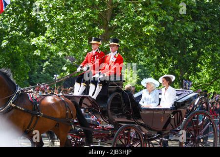 London, Großbritannien, 2.. Juni 2022, Trooping the Color Along the Mall. Die Massen waren erstaunlich, mindestens 10 Reihen tief für das Queens Platinum Jubilee. , Andrew Lalchan Photography/Alamy Live News Stockfoto