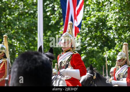 London, Großbritannien, 2.. Juni 2022, Trooping the Color Along the Mall. Die Massen waren erstaunlich, mindestens 10 Reihen tief für das Queens Platinum Jubilee. , Andrew Lalchan Photography/Alamy Live News Stockfoto