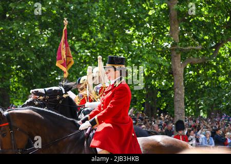 London, Großbritannien, 2.. Juni 2022, Trooping the Color Along the Mall. Die Massen waren erstaunlich, mindestens 10 Reihen tief für das Queens Platinum Jubilee. , Andrew Lalchan Photography/Alamy Live News Stockfoto