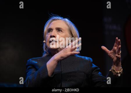 Hay-on-Wye, Wales, Großbritannien. 2.. Juni 2022. Hillary Rodham Clinton im Gespräch mit Helena Kennedy beim Hay Festival 2022, Wales. Quelle: Sam Hardwick/Alamy. Stockfoto