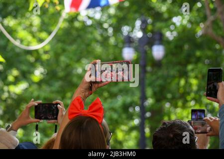 London, Großbritannien, 2.. Juni 2022, Trooping the Color Along the Mall. Die Massen waren erstaunlich, mindestens 10 Reihen tief für das Queens Platinum Jubilee. , Andrew Lalchan Photography/Alamy Live News Stockfoto