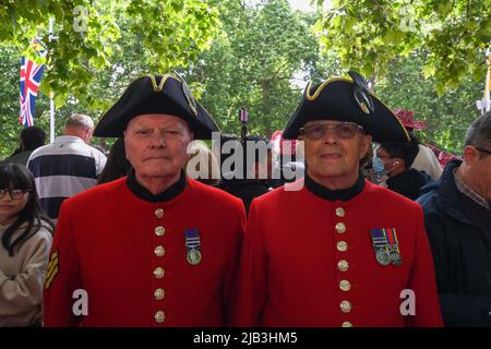 London, Großbritannien, 2.. Juni 2022, Trooping the Color Along the Mall. Die Chelsea Pensioners waren in der Menge für das Queens Platinum Jubilee. , Andrew Lalchan Photography/Alamy Live News Stockfoto