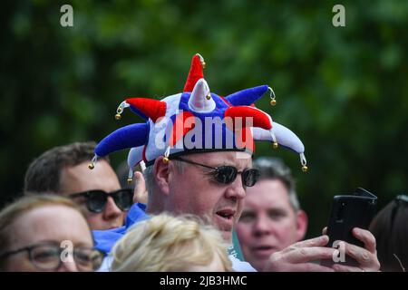 London, Großbritannien, 2.. Juni 2022, Trooping the Color Along the Mall. Die Massen waren erstaunlich, mindestens 10 Reihen tief für das Queens Platinum Jubilee. , Andrew Lalchan Photography/Alamy Live News Stockfoto