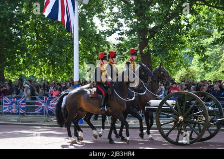 London, Großbritannien, 2.. Juni 2022, Trooping the Color Along the Mall. Die Massen waren erstaunlich, mindestens 10 Reihen tief für das Queens Platinum Jubilee. , Andrew Lalchan Photography/Alamy Live News Stockfoto