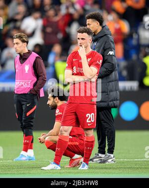 Von links nach rechts Kostas TSIMIKAS (LFC), Mohamed SALAH (LFC), Jota DIOGO (LFC) enttäuscht nach dem Spiel, Soccer Champions League Finale 2022, Liverpool FC (LFC) - Real Madrid (Real) 0: 1, am 28.. Mai 2022 in Paris/Frankreich. Â Stockfoto