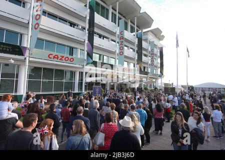 Epsom Downs, Surrey, Großbritannien. 2.. Juni 2022. Die Feierlichkeiten zum Platinum Jubilee der Königin werden mit einem Festabend vor dem Cazoo Derby Festival im Epsom Downs Course fortgesetzt, an dem der Vizeleiter von Surrey - Sir Stephen Lamport, und Sandy Dudgeon, der Senior Steward des Jockey Clubs, den neuen Namen Queen Elizabeth ll Stand eröffnen. Quelle: Motofoto/Alamy Live News Stockfoto