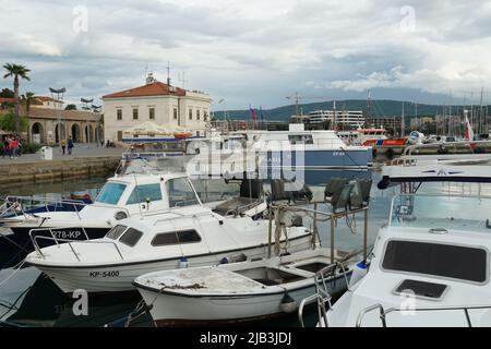 Mehrere Fischerboote vertäuten im Hafen in der Stadt Koper in der Nähe des Stadtzentrums. Stockfoto