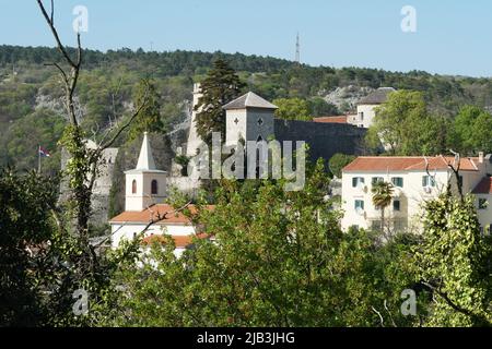 Blick auf die Burg Trsat in Rijeka vom gegenüberliegenden Hügel. Stockfoto