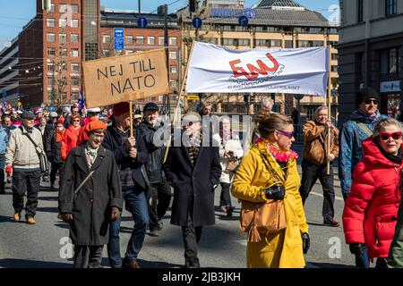 Bis zur NATO. Handgeschriebenes Anti-nato-Zeichen bei der sozialistischen Parade zum 1. Mai am Internationalen Arbeitertag in Helsinki, Finnland. Stockfoto