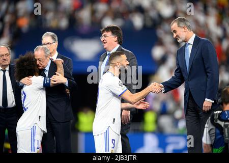 Siegerehrung, von links nach rechts MARCELO (Real), Präsident Florentino PEREZ (Real), Karim BENZEMA (Real), Feldmariner VI (König von Spanien) Fußball Champions League Finale 2022, FC Liverpool (LFC) - Real Madrid (Real) 0: 1, am 28.. Mai 2022 in Paris/Frankreich. Â Stockfoto