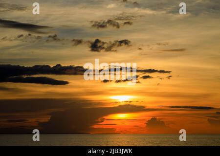 Panoramablick auf den Sonnenuntergang und die untergehende Sonne über dem Tonle SAP See, Siem Riep / Pursat Provinz, Nordwesten Kambodschas Stockfoto