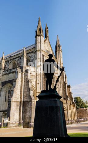 Gedenkstätte Bronzestatue eines Schützen des königlichen Gewehr-Korps von Winchester Cathedral in Cathedral Close, Winchester, Hampshire Stockfoto