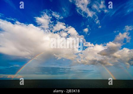 Ein kompletter Bogenregenbogen über dem Tonle SAP See im Mekong Flusssystem, Siem Riep / Pursat Provinz, nordwestlich von Kambodscha Stockfoto