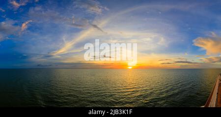 Panoramablick auf den Sonnenuntergang und die untergehende Sonne über dem Tonle SAP See, Siem Riep / Pursat Provinz, Nordwesten Kambodschas Stockfoto