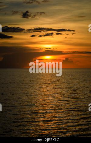 Panoramablick auf den Sonnenuntergang und die untergehende Sonne über dem Tonle SAP See, Siem Riep / Pursat Provinz, Nordwesten Kambodschas Stockfoto