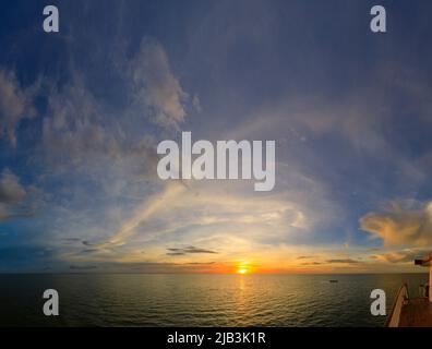 Panoramablick auf den Sonnenuntergang und die untergehende Sonne über dem Tonle SAP See, Provinz Siem Riep, Nordwesten Kambodschas Stockfoto