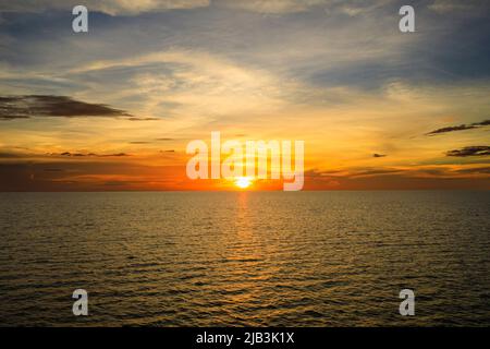 Panoramablick auf den Sonnenuntergang und die untergehende Sonne über dem Tonle SAP See, Siem Riep / Pursat Provinz, Nordwesten Kambodschas Stockfoto