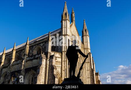 Gedenkstätte Bronzestatue eines Schützen des königlichen Gewehr-Korps von Winchester Cathedral in Cathedral Close, Winchester, Hampshire Stockfoto