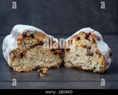 Christstollen, weihnachtsstollen auf grauem Hintergrund. Hochwertige Fotos Stockfoto