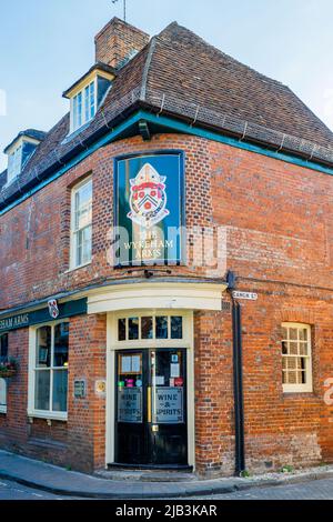 The Wykeham Arms mit Schild und Wappen, ein Pub-Restaurant an der Ecke Kingsgate Street und Canon Street, Winchester, Hampshire Stockfoto