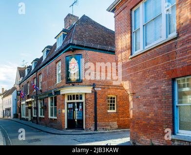 The Wykeham Arms mit Schild und Wappen, ein Pub-Restaurant an der Ecke Kingsgate Street und Canon Street, Winchester, Hampshire Stockfoto