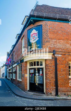 The Wykeham Arms mit Schild und Wappen, ein Pub-Restaurant an der Ecke Kingsgate Street und Canon Street, Winchester, Hampshire Stockfoto