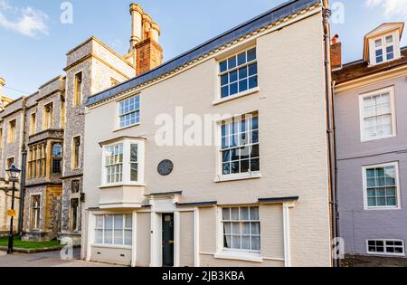 Das historische Haus, in dem die Schriftstellerin Jane Austen 1817 lebte und starb, in der College Street, Winchester, Hampshire, England, Mit Gedenktafel Stockfoto