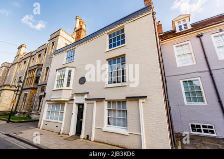 Das historische Haus, in dem die Schriftstellerin Jane Austen 1817 lebte und starb, in der College Street, Winchester, Hampshire, England, Mit Gedenktafel Stockfoto