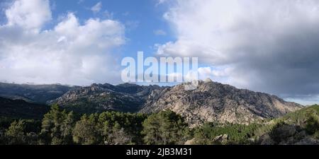 Panoramablick auf La Pedriza in Manzanares El Real. Stockfoto