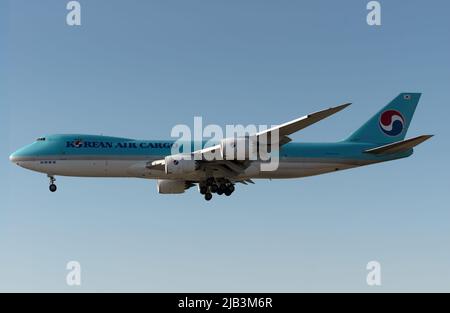Die koreanische Luftfrachtmaschine Boeing 747-8F mit der Registrierung HL7617 wird am 23. April 2022 auf dem internationalen Flughafen Los Angeles, Kalifornien, USA, gezeigt Stockfoto