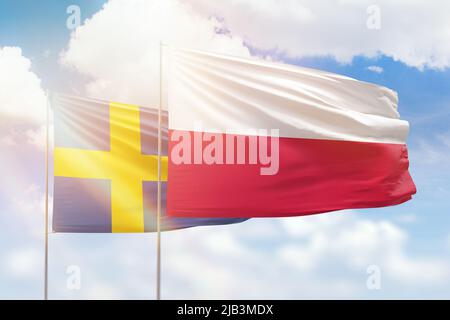 Sonniger blauer Himmel und Flaggen von polen und schweden Stockfoto