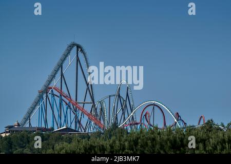 Dragon Khan ist eine Achterbahn im PortAventura Park in Salou und Vilaseca, Gemeinden in Tarragona, Katalonien, Spanien, Europa Stockfoto