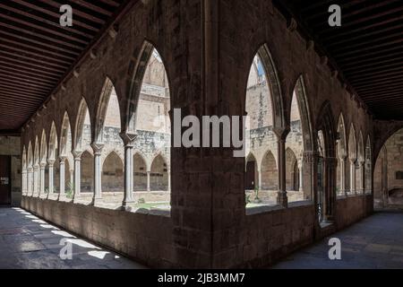 Katalanische gotische Kreuzgang Innenraum der Kathedrale Santa María de Tortosa aus dem 14.. Jahrhundert, Provinz Tarragona, Katalonien, Spanien, Europa Stockfoto