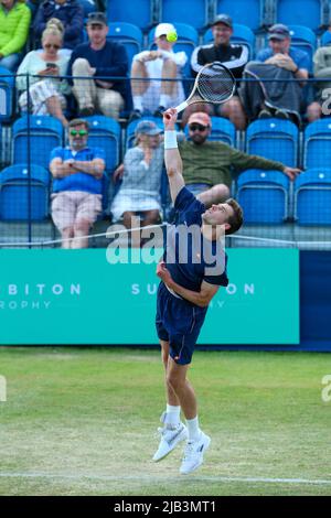 London, Großbritannien. 2.. Juni 2022. 2.. Juni 2022; Surbiton Racket &amp; Fitness Club, Surbiton, London, England: Surbiton Trophy Tennisturnier: Alastair Grey (GBR) und Ryan Peniston (GBR) dienen Liam Broady (GBR) und Jay Clarke (GBR). Stockfoto